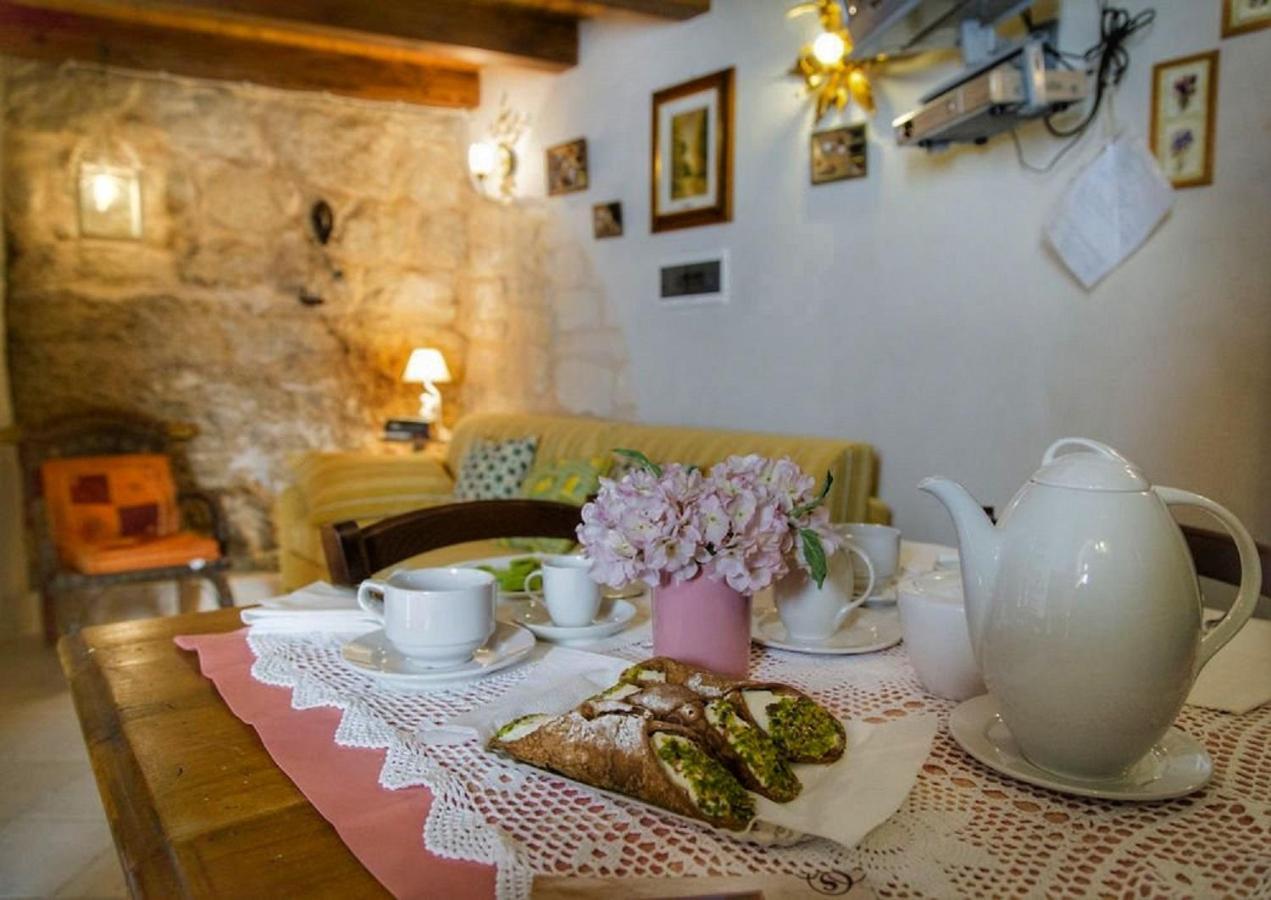 שיקלי Lilibeth Houses - Charming & Lovely Views מראה חיצוני תמונה